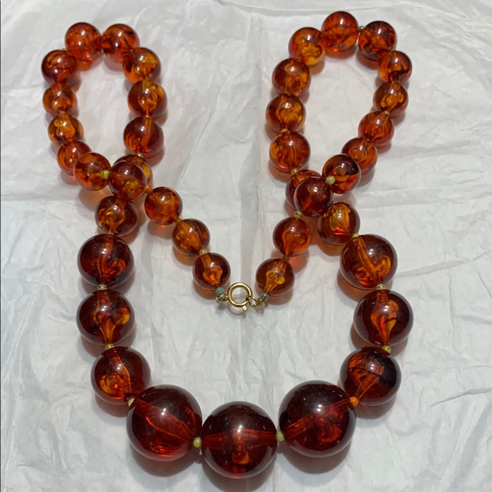 Vintage graduated resin?Lucite?Bakelite?faux Amber Beaded Necklace #310